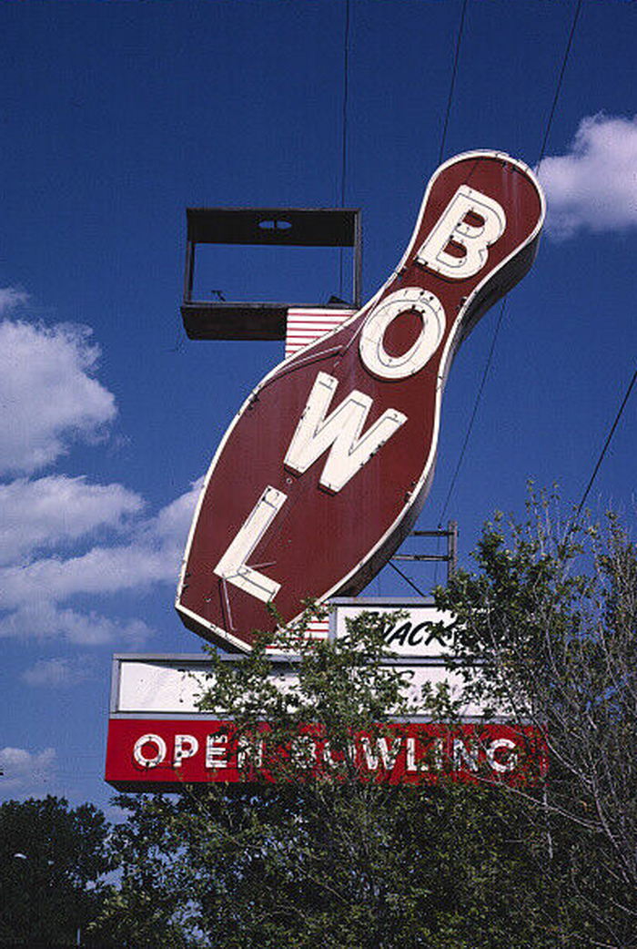 Thunderbird Lanes - John Margolies Photo (newer photo)